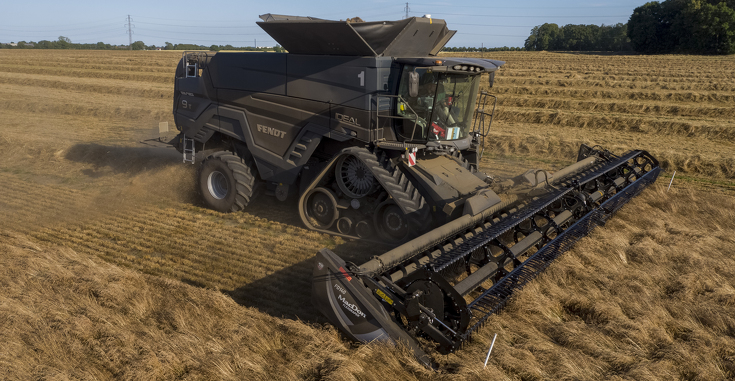 Fendt IDEAL 9T beim Dreschen im Getreidefeld.