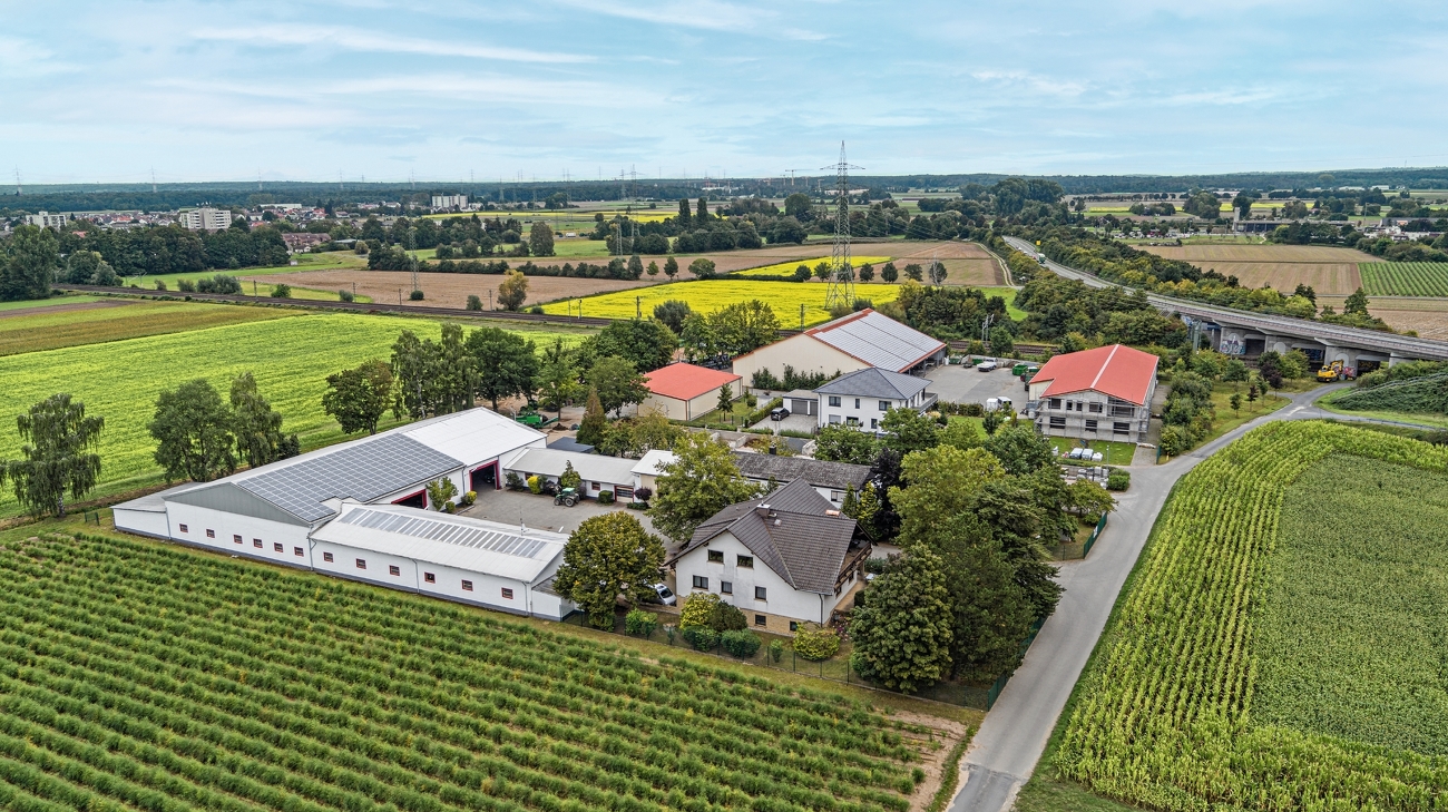 Der Betrieb von Georg Wilhelm Völger liegt umgeben von Feldern im Landkreis Arheilgen vor Darmstadt.