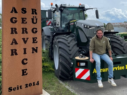 Anton Reetz sitzt auf dem Frontgewicht seines Fendt 942 Vario.