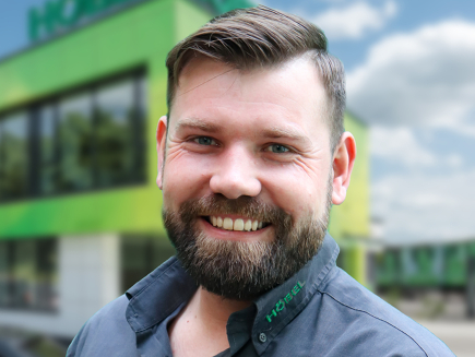 Ein Junger Mann mit dunkelbrauen Haaren und Bart