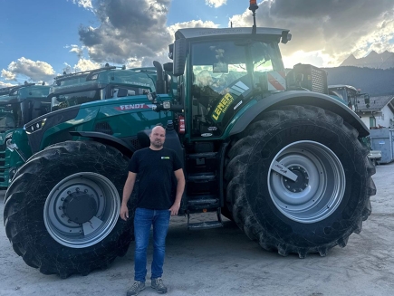 Fendt 942 Vario von Martin Lener vor einem Forsteinsatz in Tirol. Der Großtraktor wird für Wegbau, Bodenstabilisierung und Fräsarbeiten in den Alpen eingesetzt.