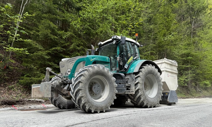 Fendt 942 Vari im Einsatz bei der Bodenstabilisierung und Wegsanierung auf einer Bergstraße in den Tiroler Alpen.