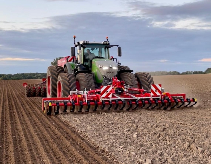 Fendt 942 Vario mit Doppelbereifung und Bodenbearbeitungsgerät bei der Saatbettbereitung auf einem Acker auf Rügen. Die große Aufstandsfläche sorgt für Bodenschonung und hohe Traktion.