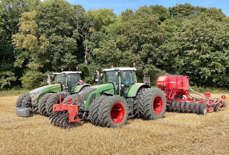 Zwei Fendt 900 Vario Traktoren mit Doppelbereifung bei der Aussaat auf den Ackerflächen der Klaus Störtebeker Landwirtschaftsgesellschaft auf Rügen. Moderne Präzisionslandwirtschaft mit hoher Schlagkraft und Bodenschonung.