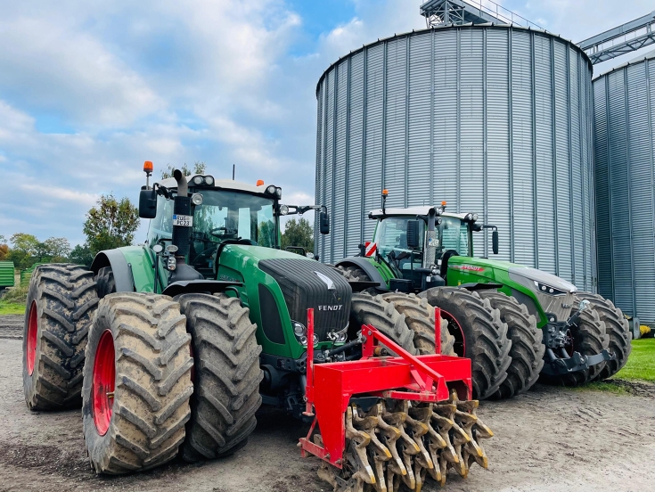 Zwei Fendt Großtraktoren mit Doppelbereifung vor den Getreidesilos des Betriebs der Familie Carstens auf Rügen. Moderne Landtechnik für große Ackerflächen und effiziente Feldarbeit.