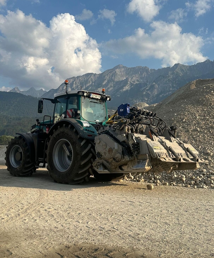 Lener Traktor - ein Fendt 900 Vario - mit angebauter Asphaltfräse