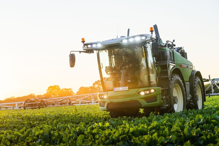 Fendt Rogator set tæt på forfra Fendt Rogator set tæt på forfra under pleje af en roemark