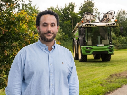 Justus Kursawe med en Fendt Rogator i baggrunden