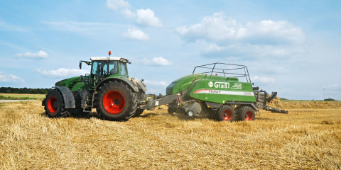 The Fendt square baler 1270 S at work on the field.