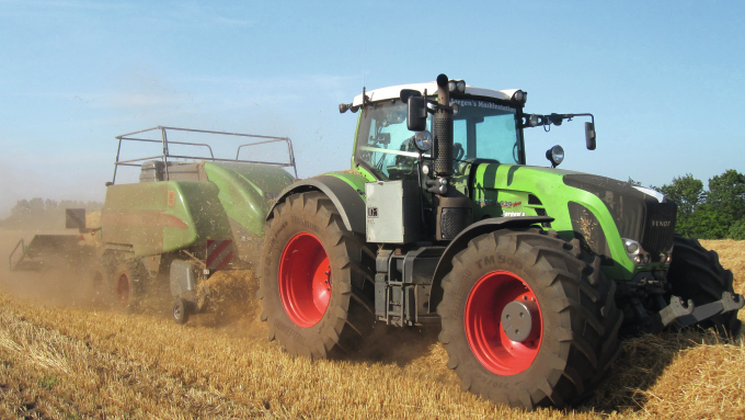 The Fendt 936 Vario with the 1290 XD baler at work.