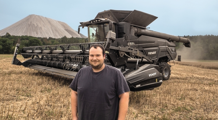 Martin Andres stands in front of the Fendt IDEAL 9T.