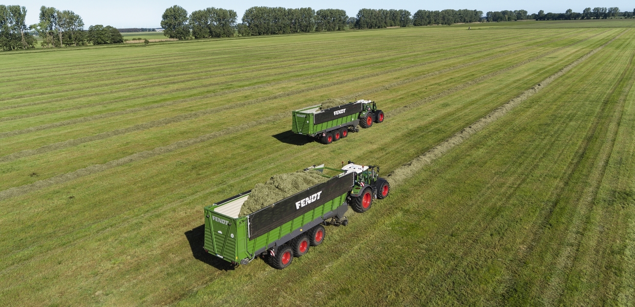 Two Fendt Tigo XR 100 models at work on the field.