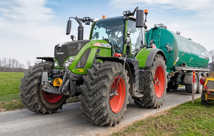 The Fendt 724 Vario and the 26-cubic feed barrel transport the slurry to the edges of the field.