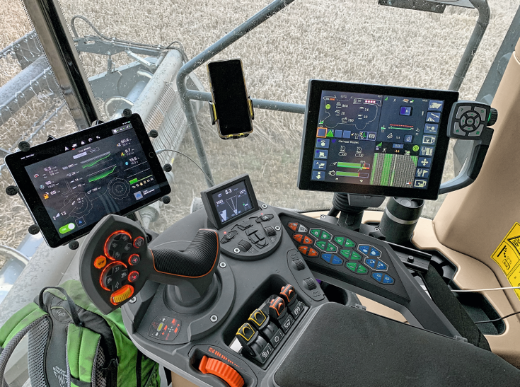 Here, the IDEAL 8 is equipped with IDEALharvest in the cab. The various screens with which the combine is equipped can be seen.