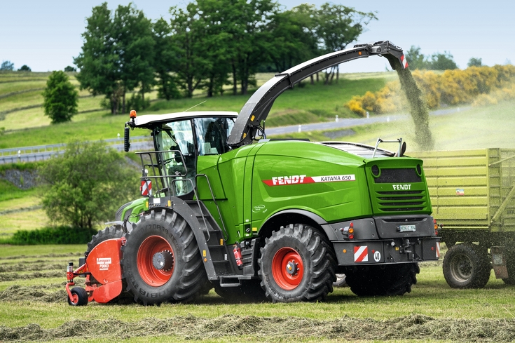 The Fendt Katana 650 drives over grassland, chopping the harvest crops