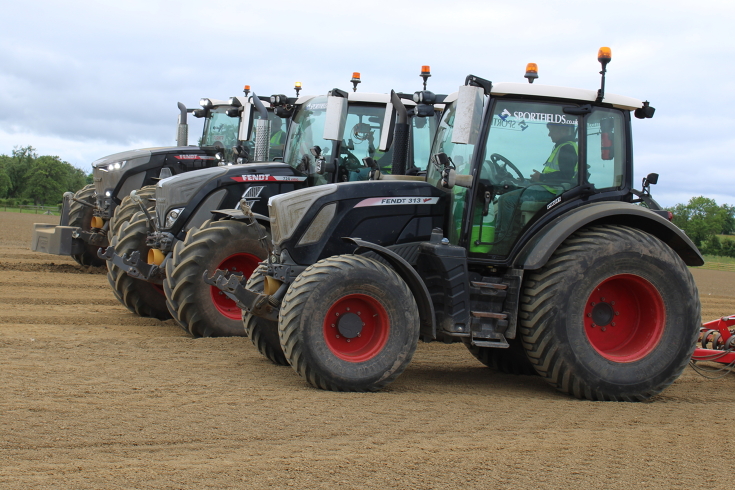 Fendt 313, 724 936 Vario stand side by side in the field