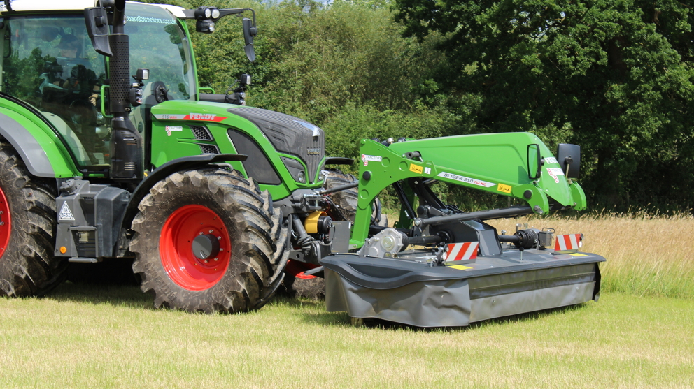 Fendt 516 Vario with a Slicer at the front
