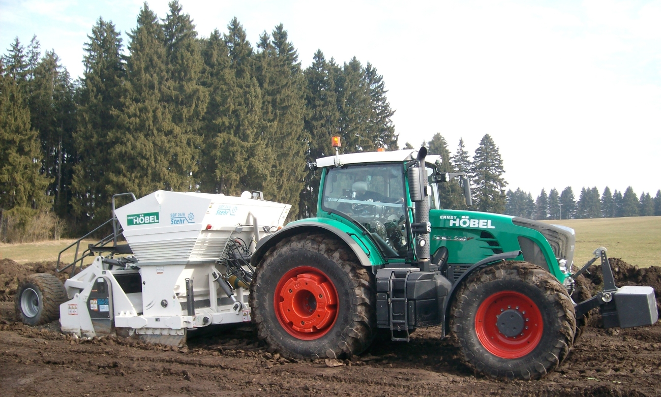 Fendt 942 Vario with a soil stabilization machine operated by Ernst Höbel GmbH. The tractor is used for dust-free soil stabilization and road rehabilitation projects in the construction sector.