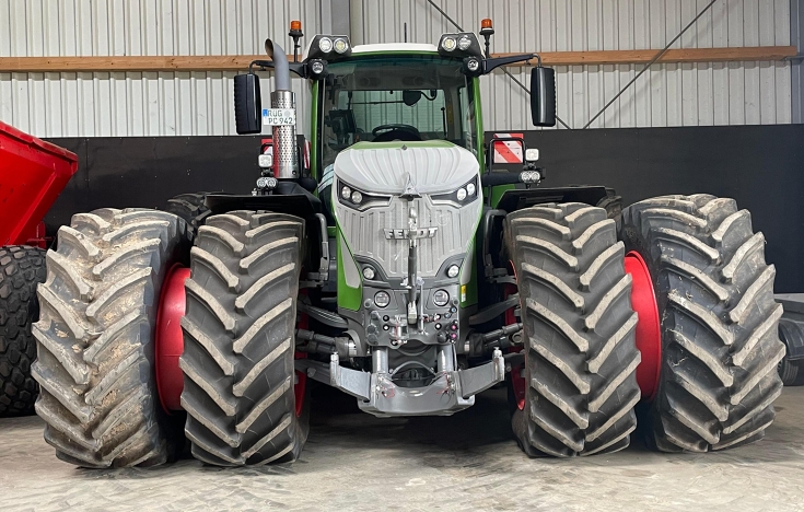 Fendt 942 Vario with dual wheels operated by Klaus Störtebeker Landwirtschaftsgesellschaft on the island of Rügen. The twin-wheel setup provides excellent traction, reduces soil compaction and supports efficient fieldwork on rolling terrain.