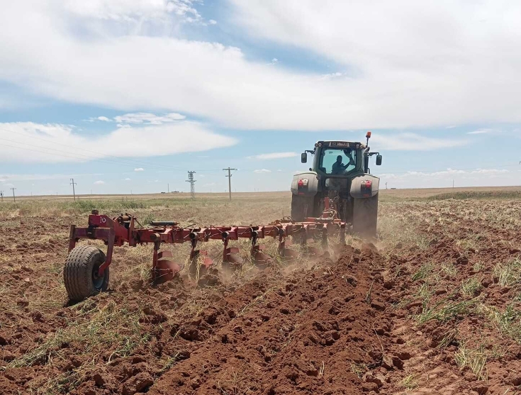 Fendt 900 Vario tractor ploughing the fields of TİGEM's Ceylanpınar operation in Turkey. The high-horsepower tractor works on the extensive farmland of one of the world's largest agricultural enterprises.