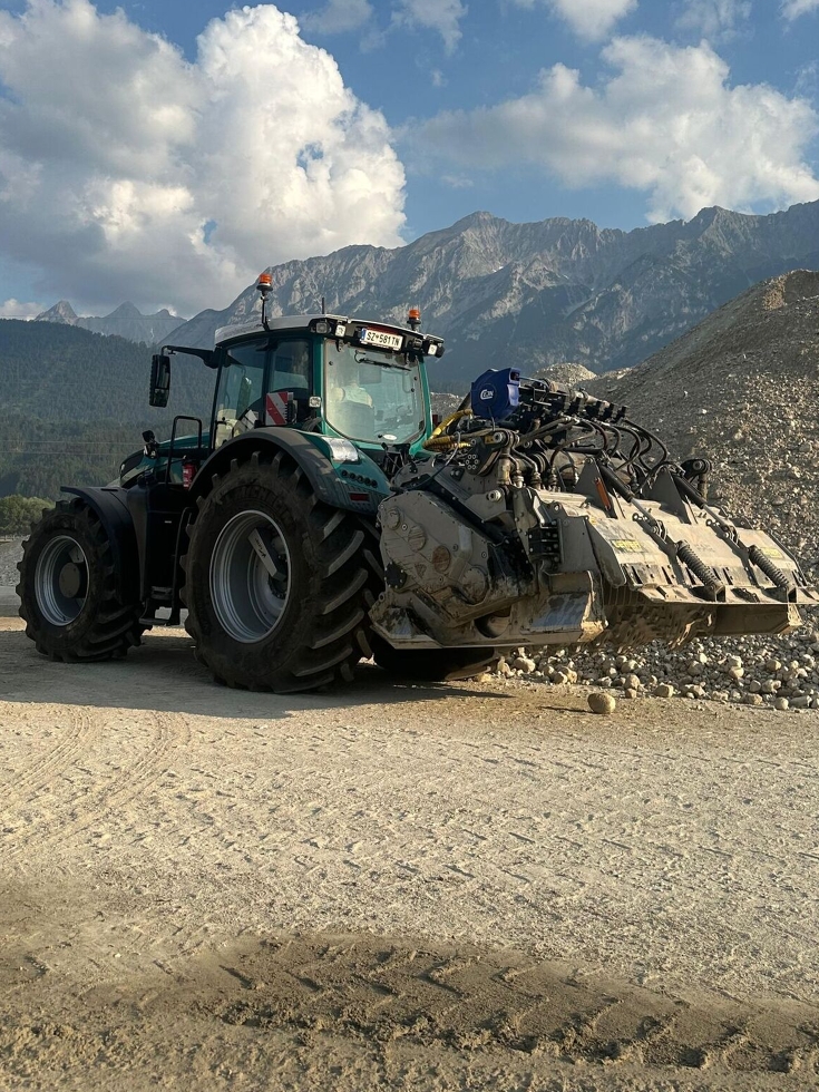 Image of Lener´s Fendt 900 Vario tractor with an attached asphalt recycling model