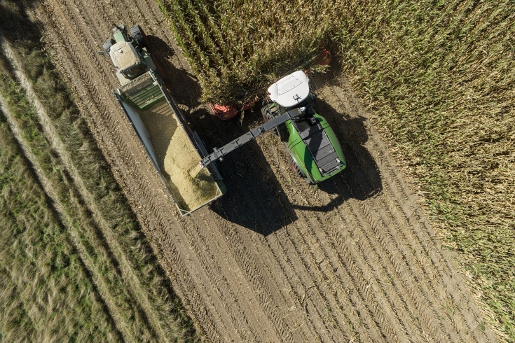 Shredder unit, viewed from above A Fendt Katana is chopping crop in a field whilst pulling a forage wagon