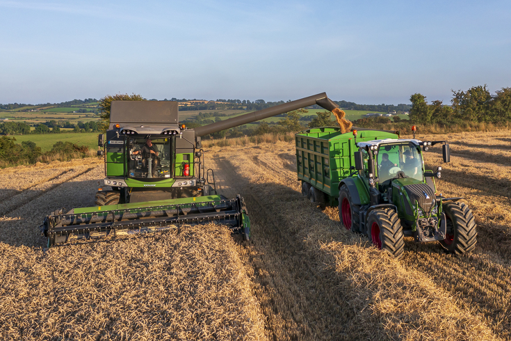 Tractor 516 Vario y cosechadora Serie L 5255 Fendt - circulando por el campo trillando el grano