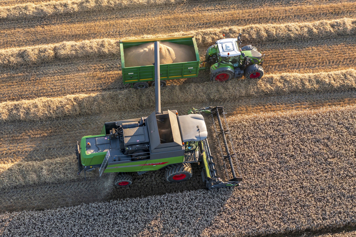 Tractor 516 Vario y cosechadora Serie L 5255 Fendt - trabajando juntos en el campo