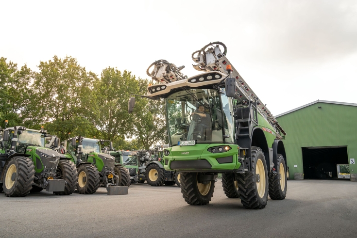 Fendt Rogator en las instalaciones de la empresa El Fendt Rogator en las instalaciones de la empresa, con otras máquinas Fendt al fondo