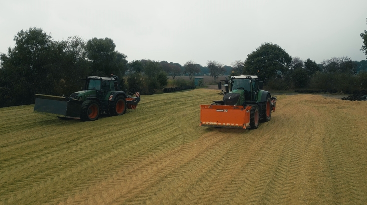 Deux tracteurs Fendt verts avec des jantes rouges en action dans un grand champ.