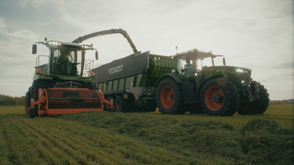 La Fendt Katana 850 verte en action avec l’autochargeuse Fendt Tigo.