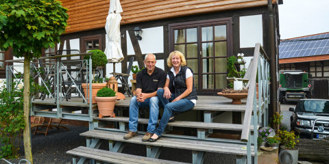 Foreldrene Doris og Konrad Kaiser foran deres terrasse.
