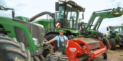 Entreprenör Heribert Glaßl står mellan sina Fendt-traktorer och Fendt exakthacken.