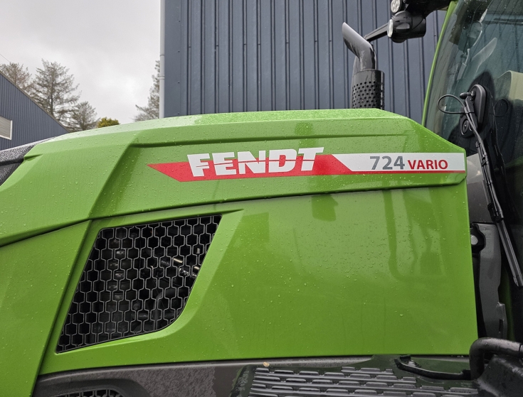 Fendt 724 Vario Gen7 Motorhuven på en grön Fendt 724 Vario-traktor med synlig logotyp och kylgaller