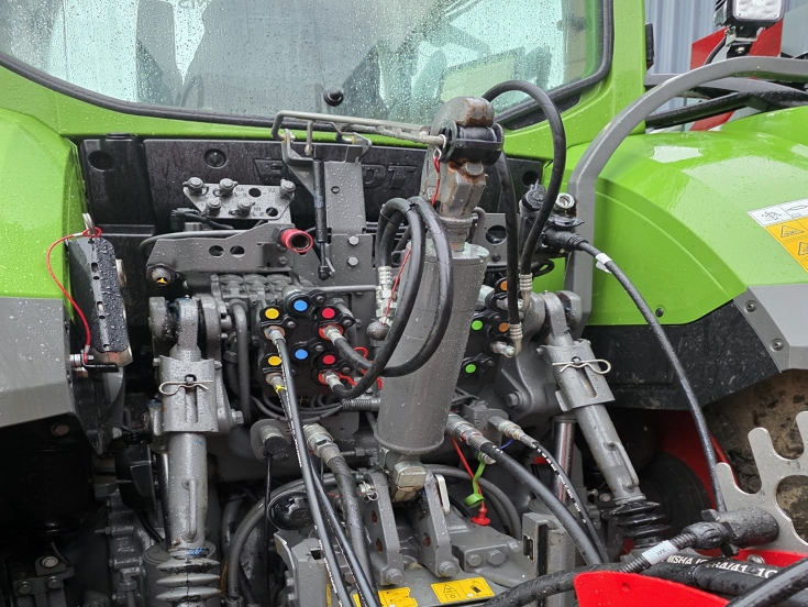 Hydraulik- och kraftuttagsanslutningar bak på Fendt-traktorer Bakifrånvy av en Fendt-traktor som visar hydrauluttag, axelanslutning för kraftuttag och komponenter i baklyften för mångsidig användning av redskap