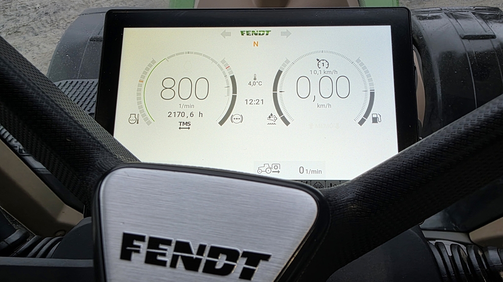 Fendt-traktorns digitala instrumentpanel Digital display i Fendt-traktorn som visar driftsdata, traktorns status och prestandainformation