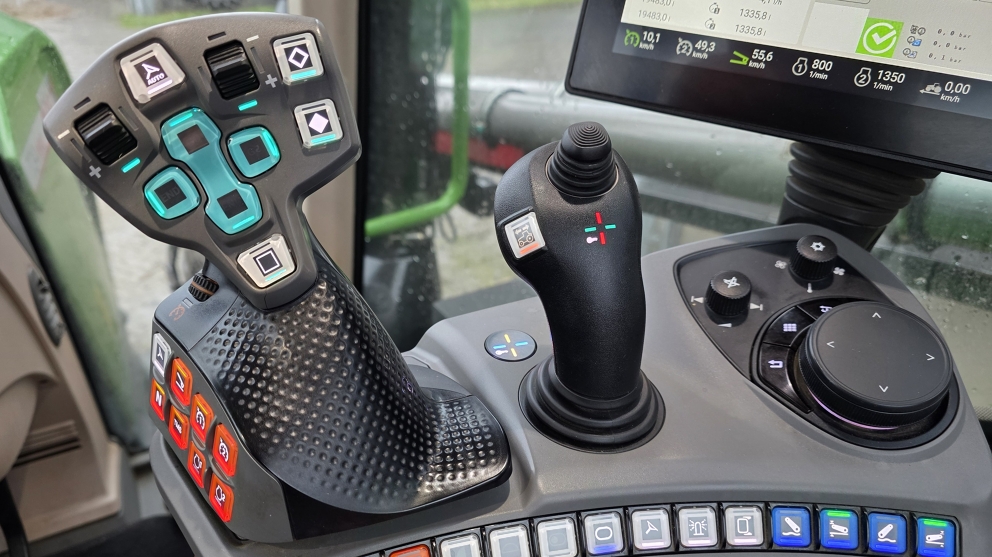 FendtONE multifunktionsjoystick och styrning för traktorerna Närbild på FendtONE-förarplatsen med multifunktionsjoystick, manöverelement och integrerat traktorsystem
