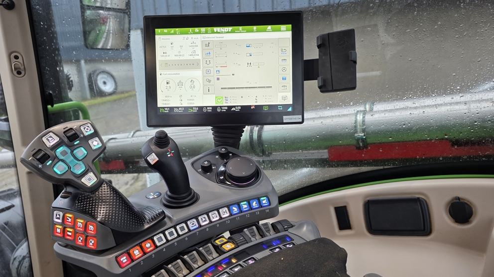 FendtONE-förarhytten med arbetsyta och integrerad Terminal Modern förarhytt i en Fendt-traktor med FendtONE-kontrollstation, pekskärmsterminal och multifunktionell styrning