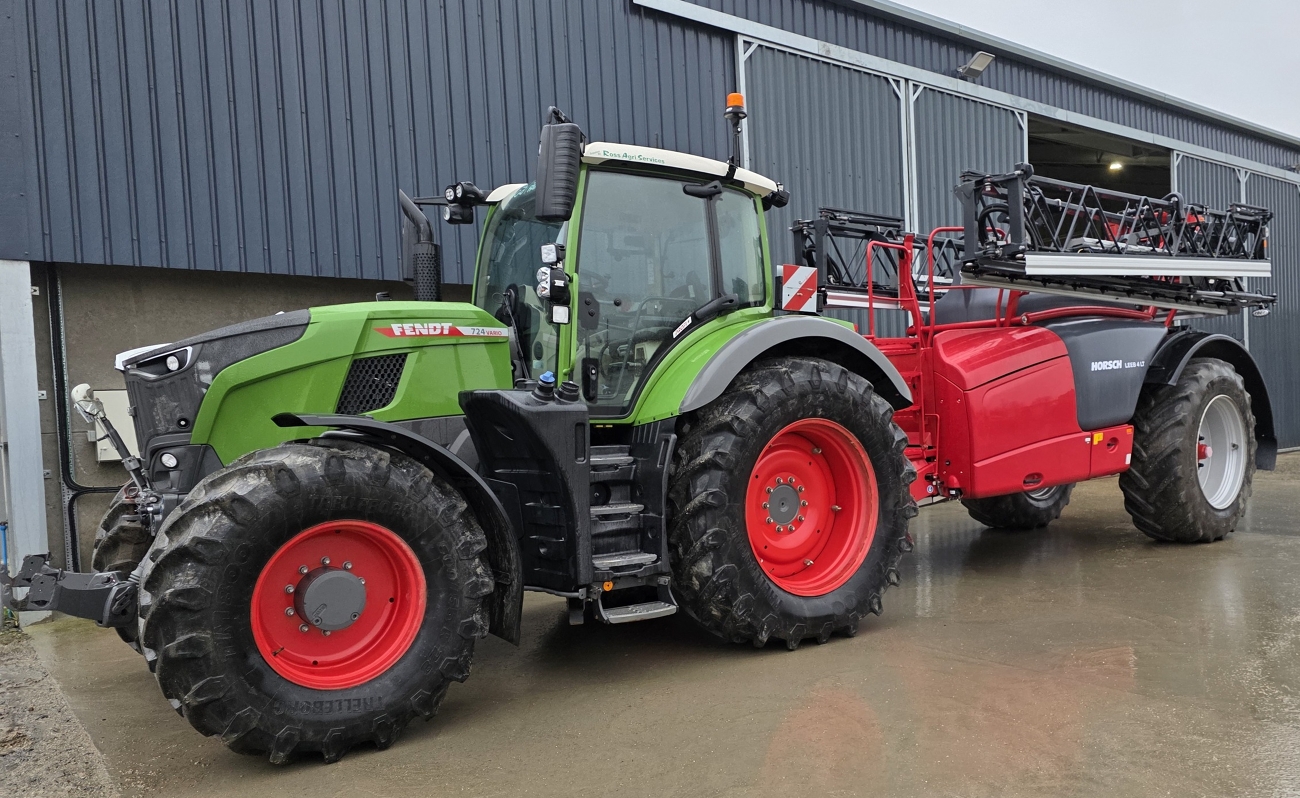 Kundbild på en Fendt 724 Vario Gen7 Fendt-traktor med Horsch-spruta på våt betong